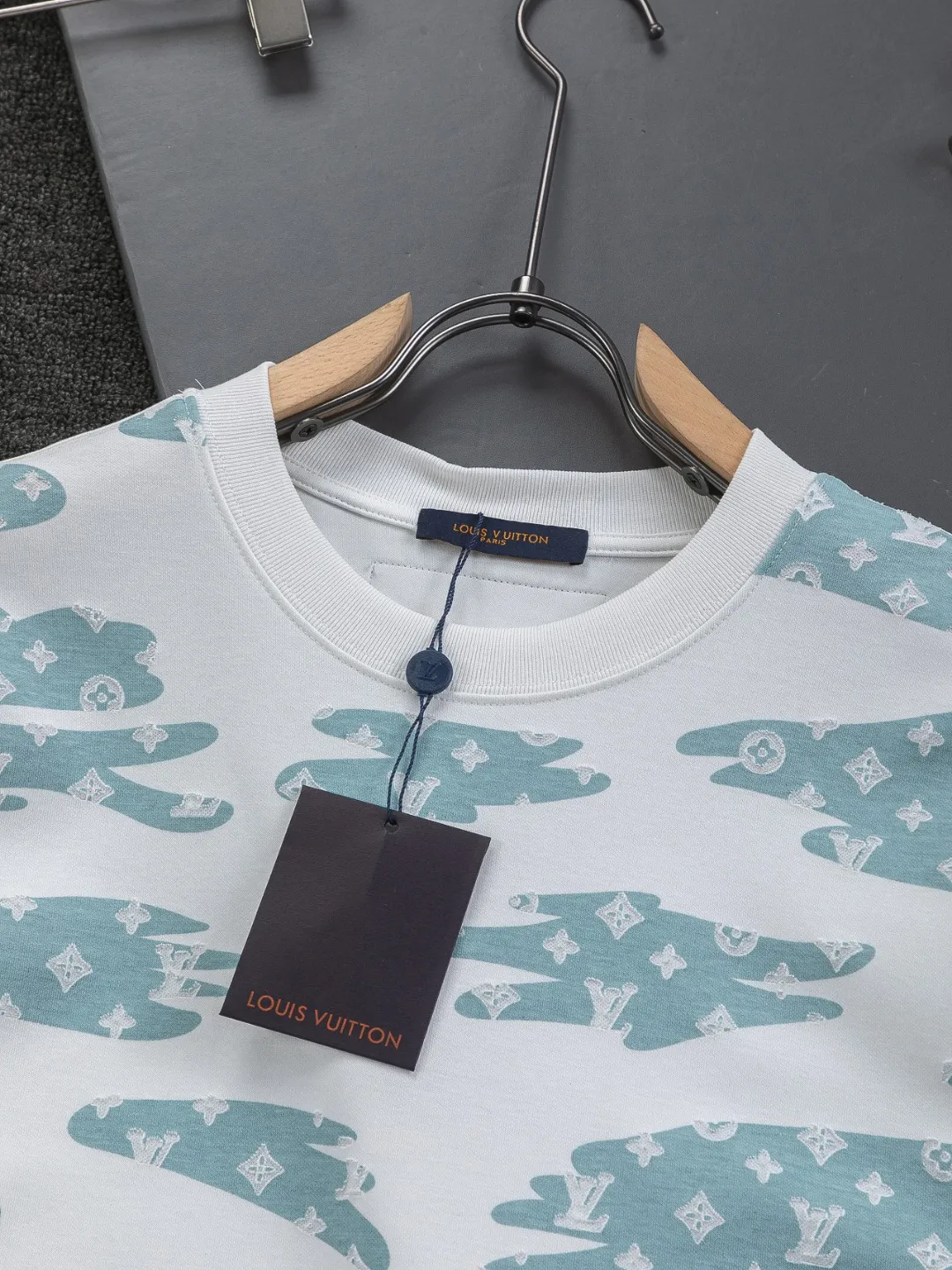 🅿️210 Louis Vuitton 1V LV micro-wide version S-XL LV 26ss new product counters are on the shelves at the same time. Multiple craftsmanship, composite fabrics, all-over cutting🔥Fire flower clouds☁️letter logo🪡 embroidery, round neck short-sleeved T-shirt, same style for men and women! Consigned to one-to-one creation. Synchronized with the official website, pure cotton fabrics at the counter! It is close to the skin and comfortable, durable and easy to wear. It has a classic and simple logo design and meticulous original craftsmanship. Short-sleeves, a must-have item for men, do not appear to be the same for the general public, but must be unique and eye-catching. This LV short-sleeve is all about quality, comfort, the same shape and fashion as always, including fabrics and cutting techniques. All of them have been made with great effort! 320 grams of washed pure cotton fabric, pure cotton is breathable, very refreshing and comfortable for daily wear. The rib knitting on the neckline is smooth and tight, and the neckline will not be skewed if you toss it at will. The loose version, you will find that it looks really good on the upper body. The overall is minimalist and neat, super versatile for daily use! Pair it casually with a pair of pants for a youthful look. A T-shirt will make your outfit crazy. It is a fashionable item that can never go wrong! Color: Black White Gray Purple Size: S-XL Size chart: S: Shoulder width 50-Bust 56-Length 70 M: Shoulder width 52-Bust 57-Length 72 L: Shoulder width 54-Bust 59-Length 74 XL: Shoulder width 56-Bust 62-Length 76